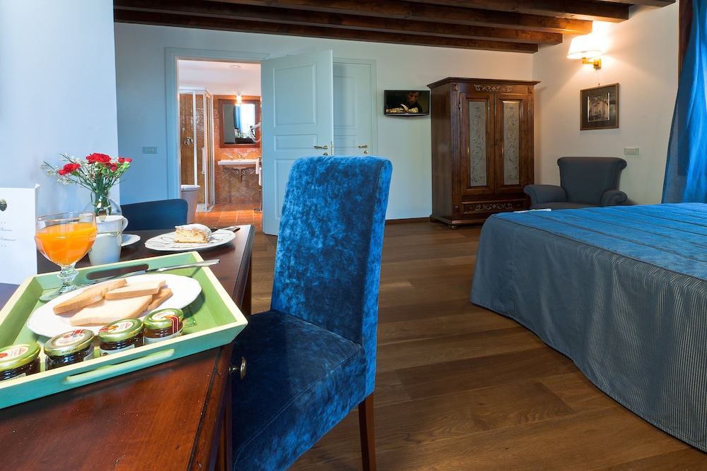 Junior Triple Room, 1 Queen Bed with Sofa bed, Private Bathroom - Photo 1