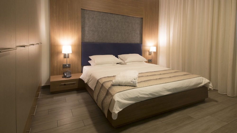 Deluxe One Bedroom Suite, with Balcony photo 3