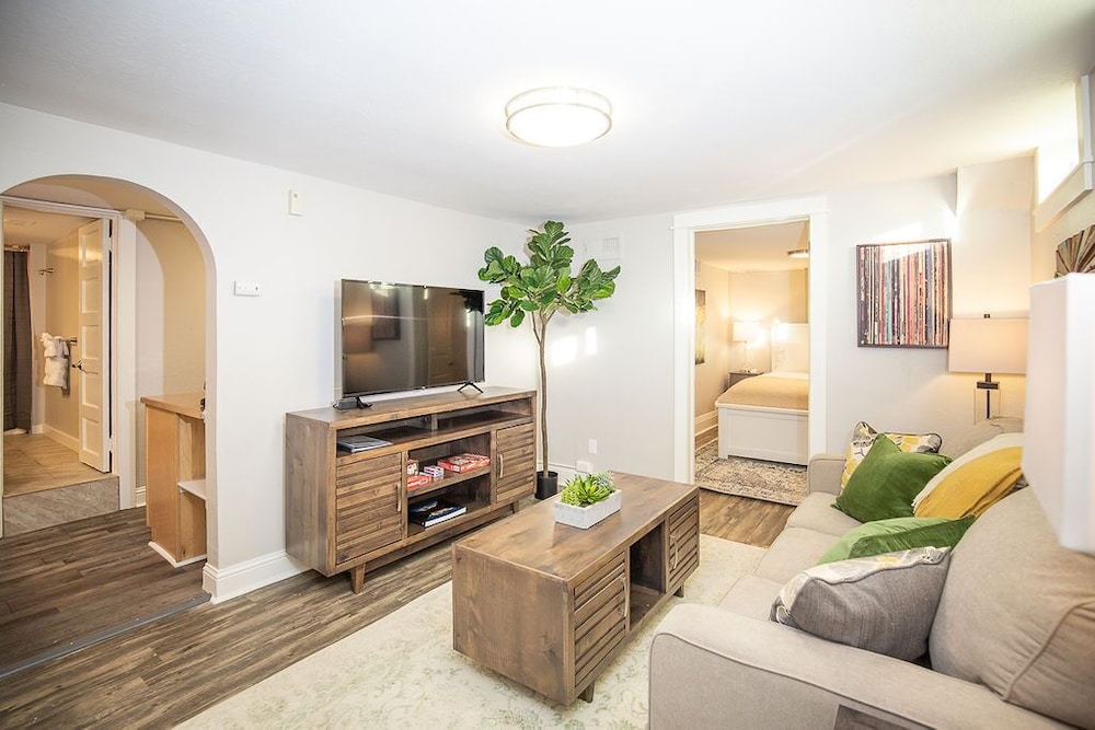 Apartment, Multiple Beds, Kitchen, Garden View (1534 10th Ave. - Lower) photo 1
