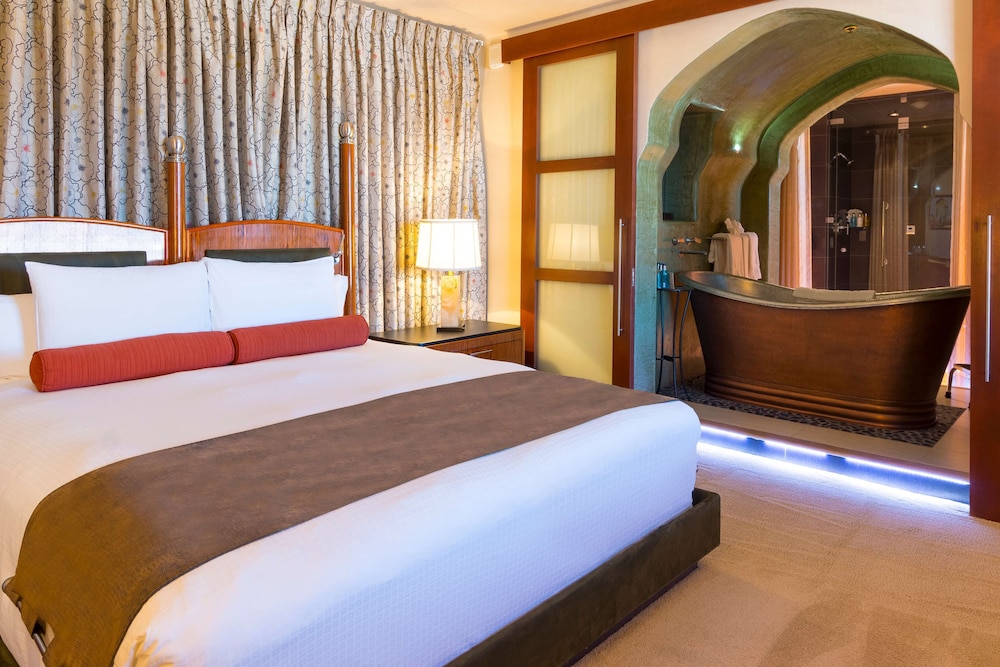 Suite, 1 King Bed - Photo 2