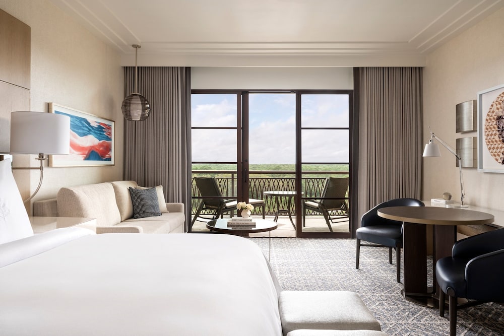 Golden Oak View Accessible Room King