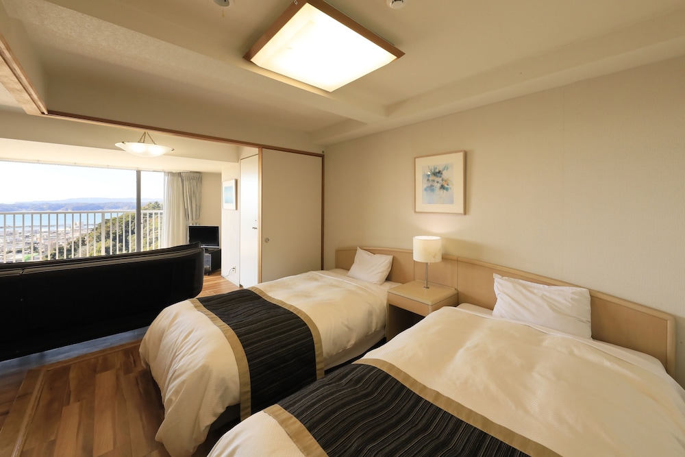 [Non-Smoking] Western Room (2 Beds+2 Sofa Beds)/Ocean View - Photo 2