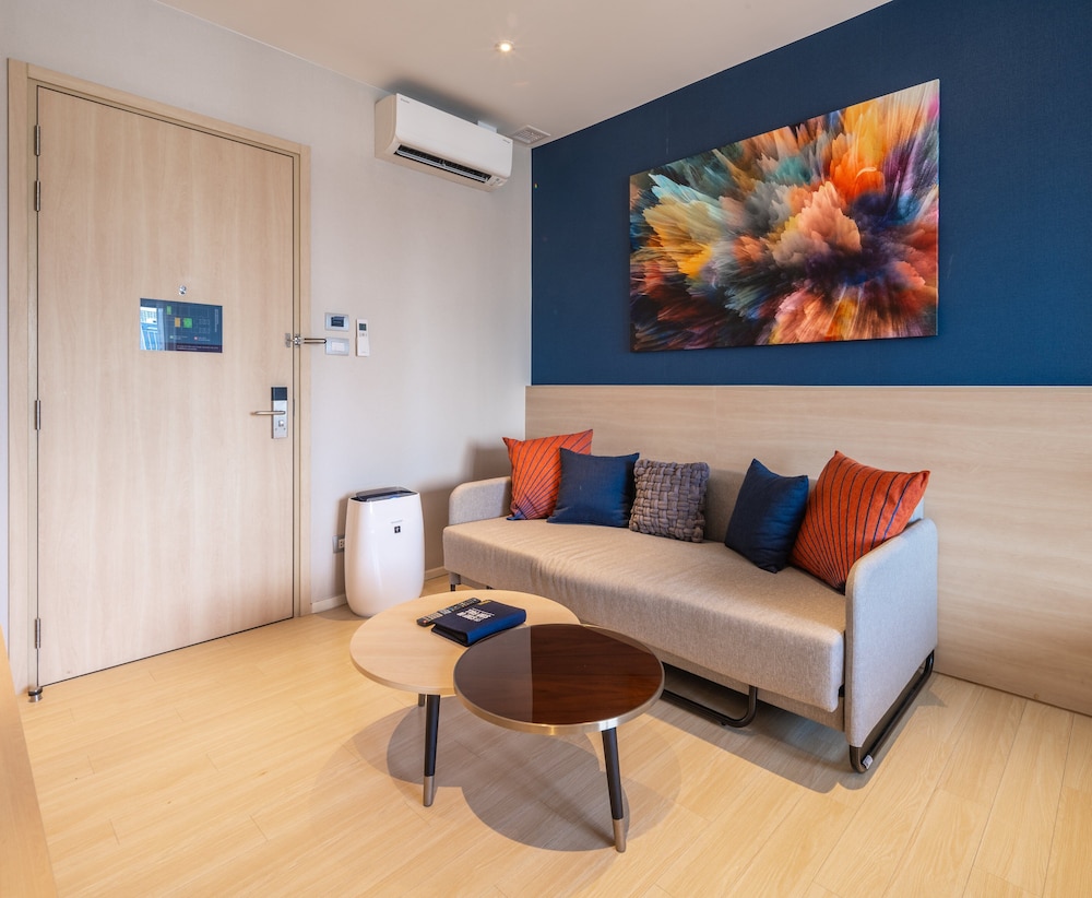 Suite, 1 King Bed (Sky)