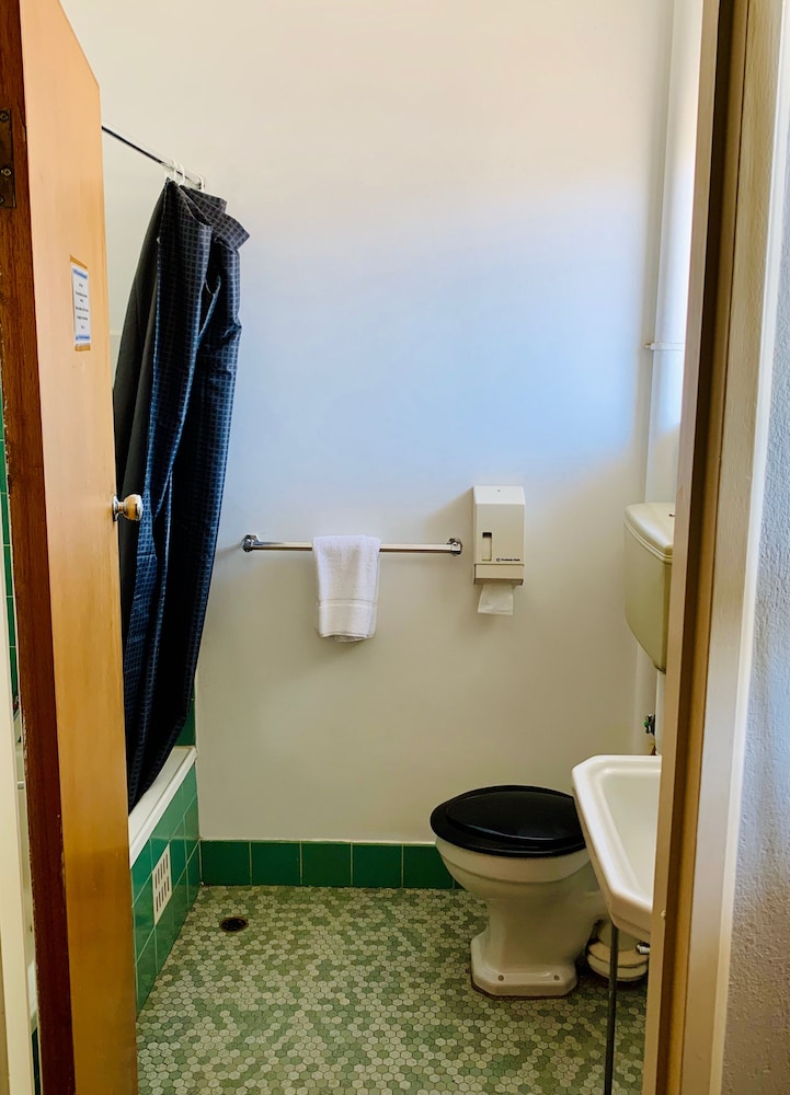 Basic Quadruple Room photo 2