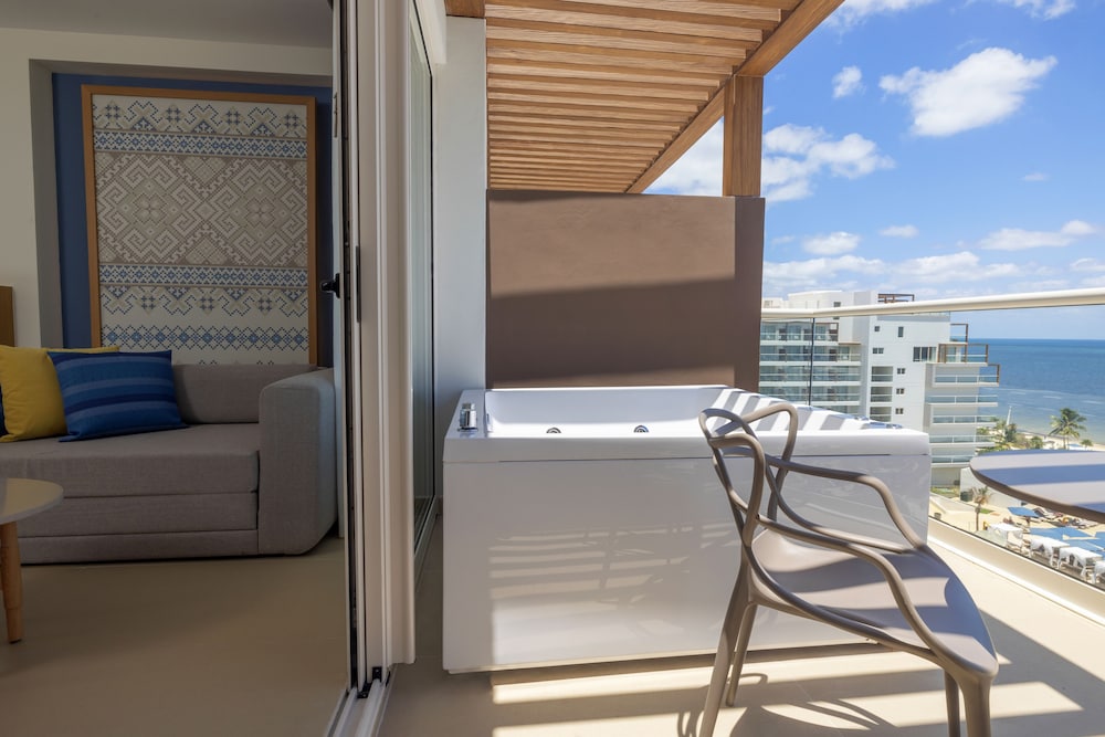 Luxury Junior Suite Ocean Front Terrace Jacuzzi - Photo 3