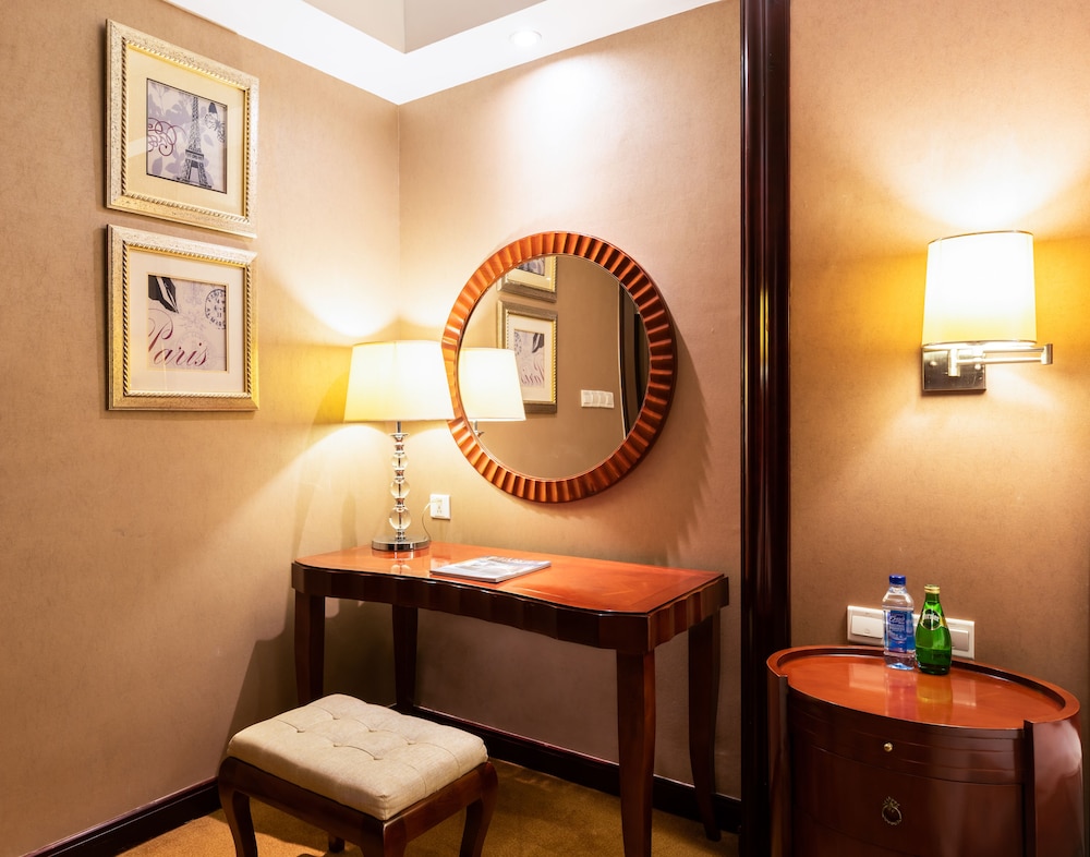 Deluxe Suites photo 3