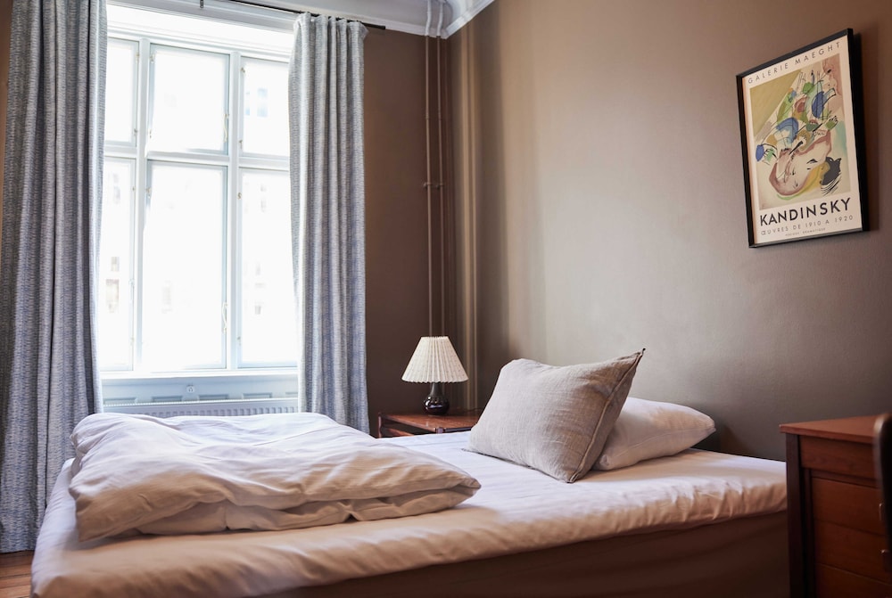 Single Room, 1 Twin Bed, Shared Bathroom photo 2
