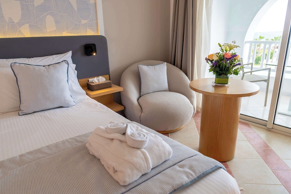 Standard Room, Multiple Beds, Balcony, Sea View - Photo 13