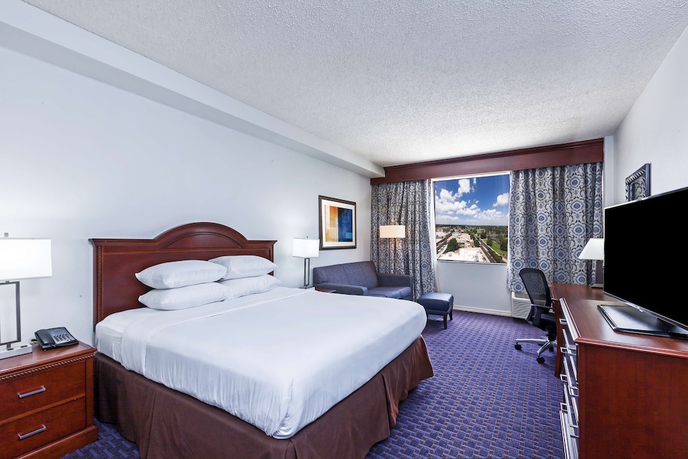 Deluxe Room, 1 King Bed, Accessible, Bathtub (Moblity & Hearing) - Photo 1