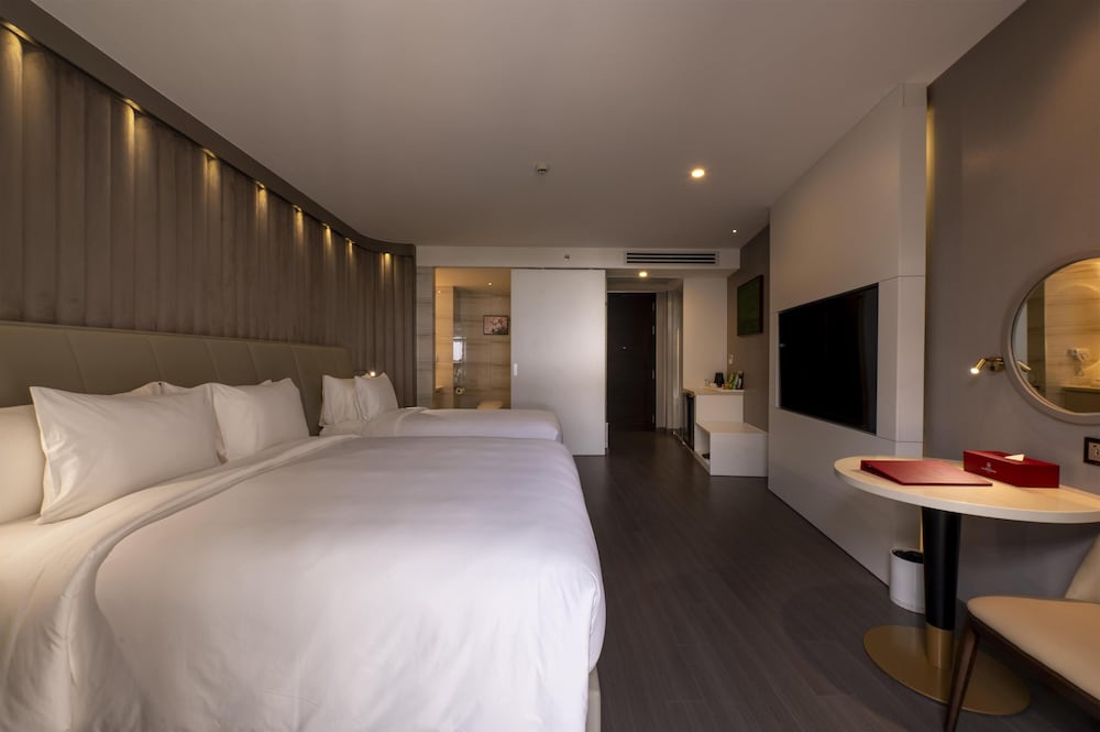 Premier Room, Multiple Beds, Non Smoking (with Sofabed) - Photo 5