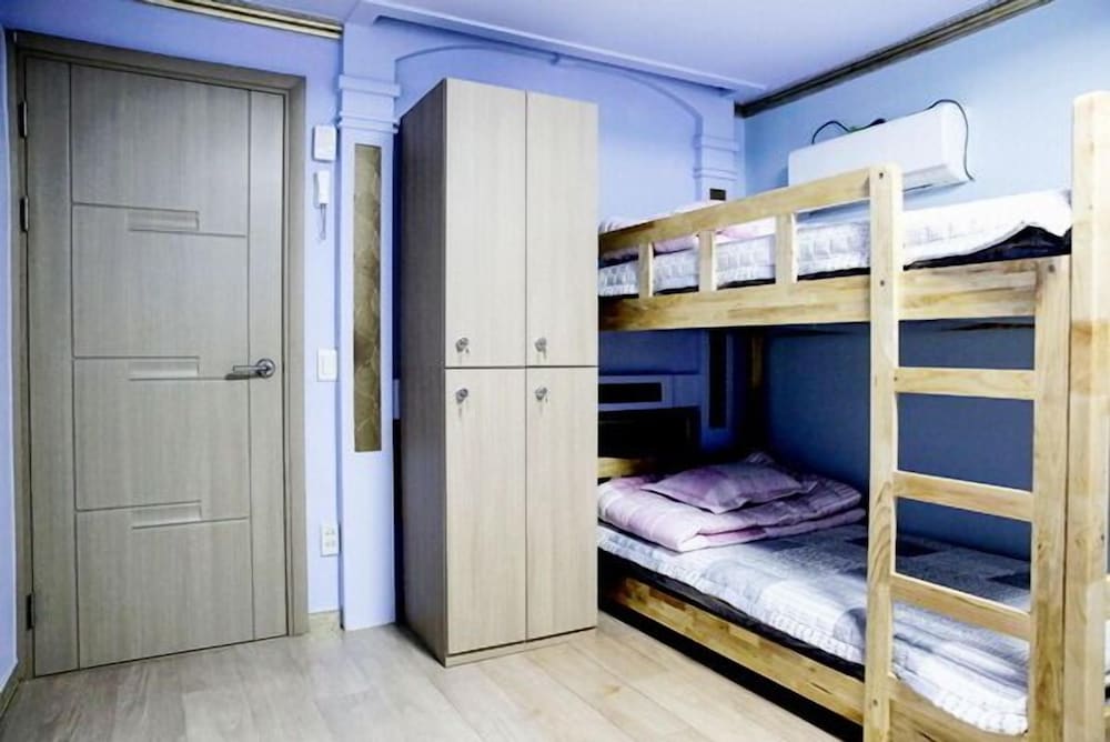 Shared Dormitory, Men only (2 bunk beds) photo 3