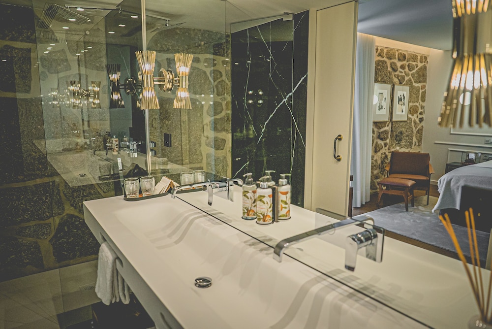 Deluxe Double or Twin Room - Photo 9