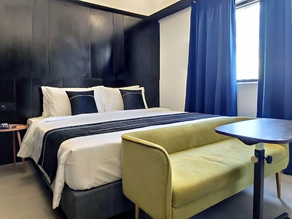 Magenta Standard (1 Queen or 2 Single Beds) - Photo 1