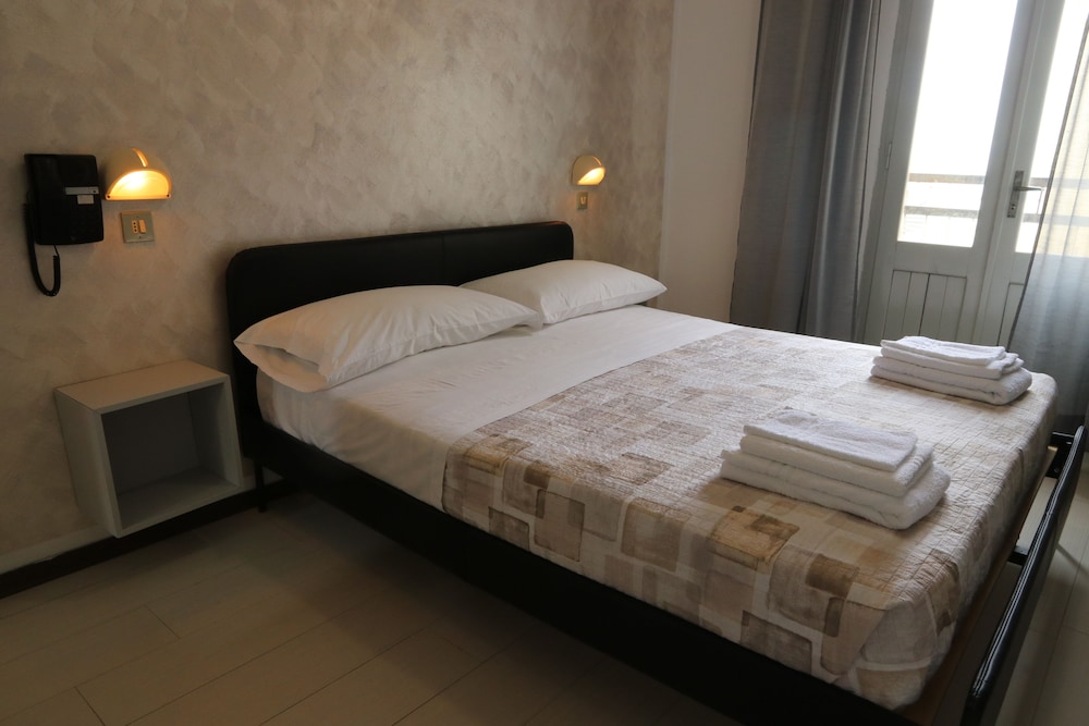 Basic Triple Room, Balcony, Beach View photo 3