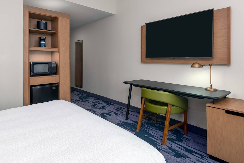 Room, 1 King Bed (Mobility Accessible, Roll-in Shower) - Photo 4