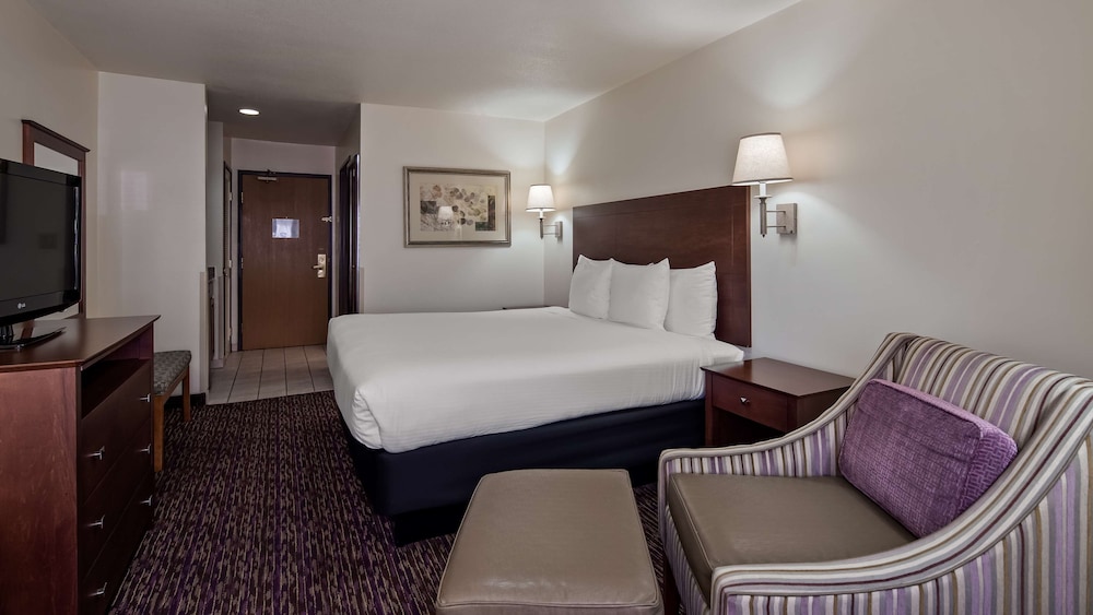 Suite, 1 King Bed, Non Smoking, Refrigerator & Microwave photo 1