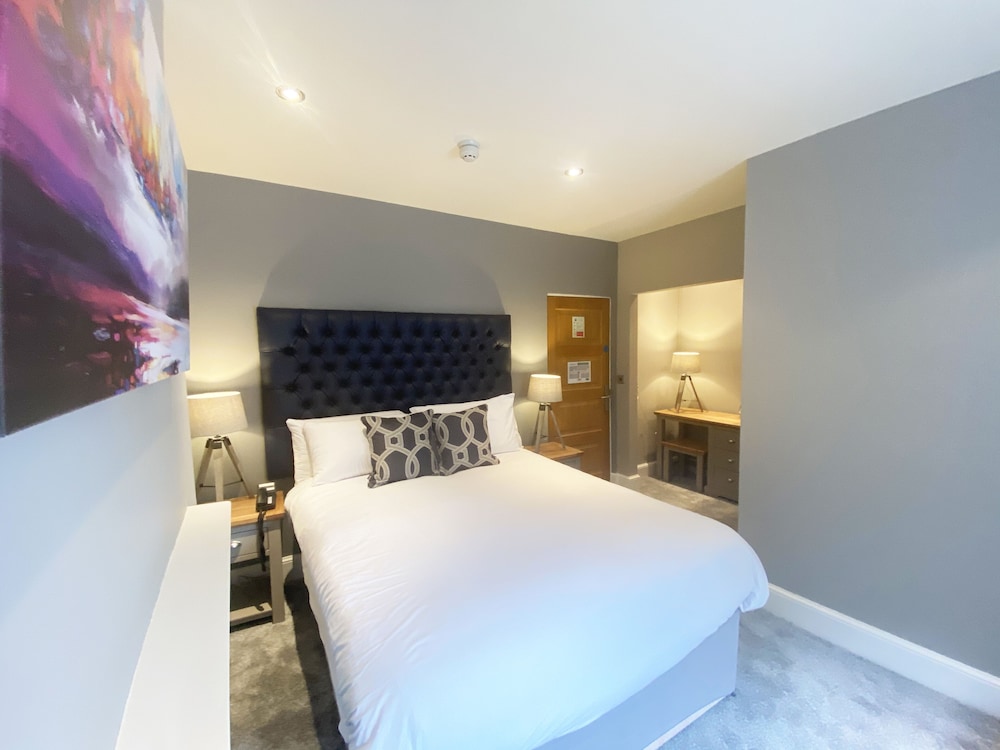 Superior King Room, 1 King Bed, Jetted Tub and Shower photo 2