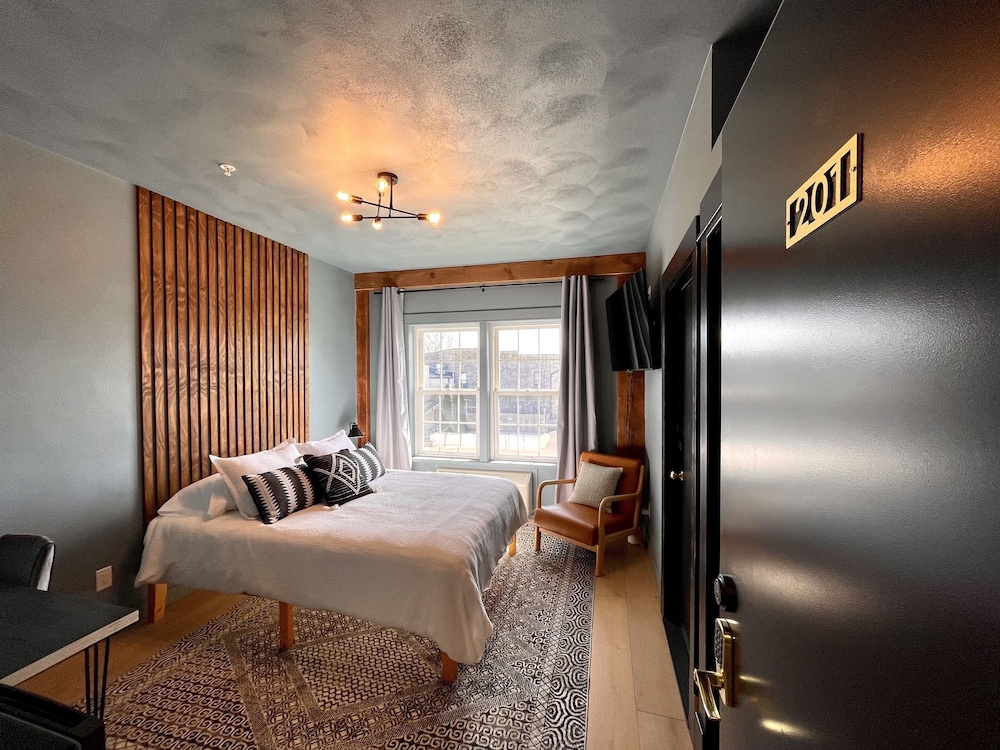 Design Single Room, 1 Queen Bed, Shared Bathroom photo 1