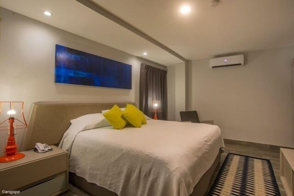 Room, 1 King Bed photo 2