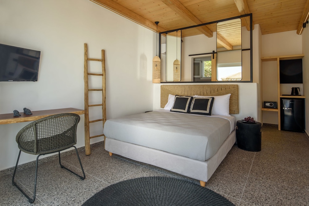 Deluxe Studio Suite, Poolside