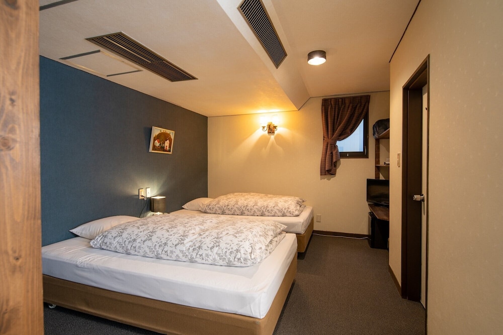 Compact Suite Triple with Private Bathroom photo 1