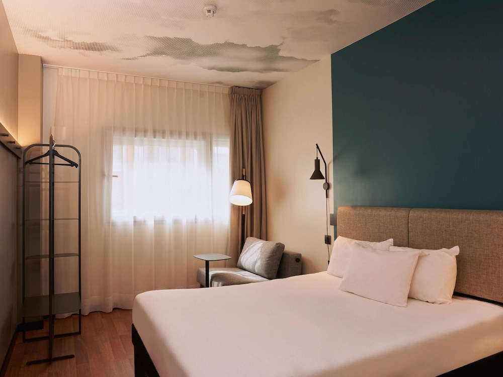 Room, Multiple Beds thumbnail 6