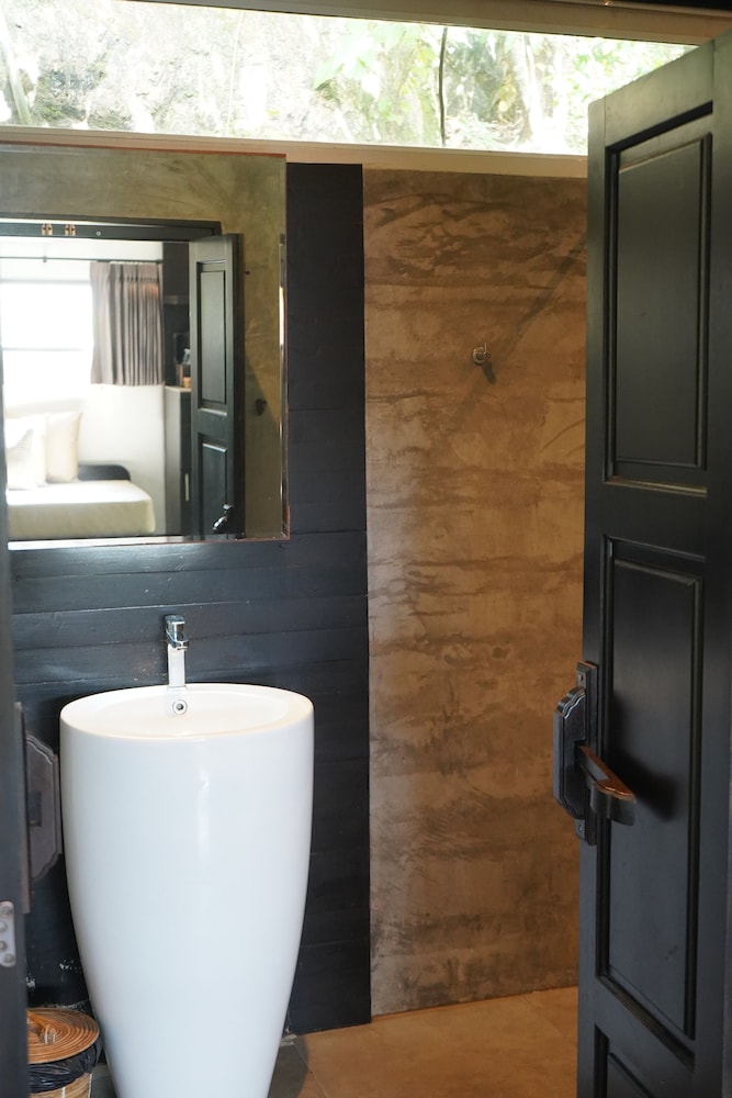 Greenfront Family Villa with Private Bathroom photo 2