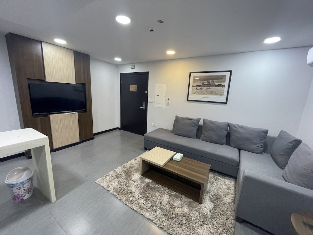 One Bedroom Apartment - Photo 2
