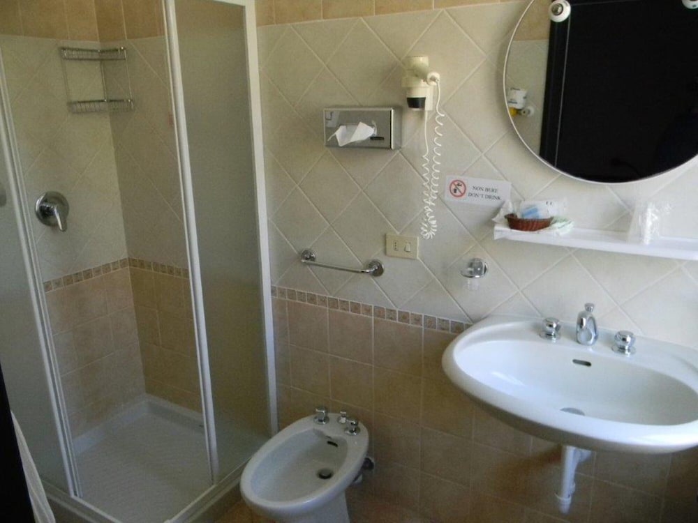 Standard Double or Twin Room - Photo 5