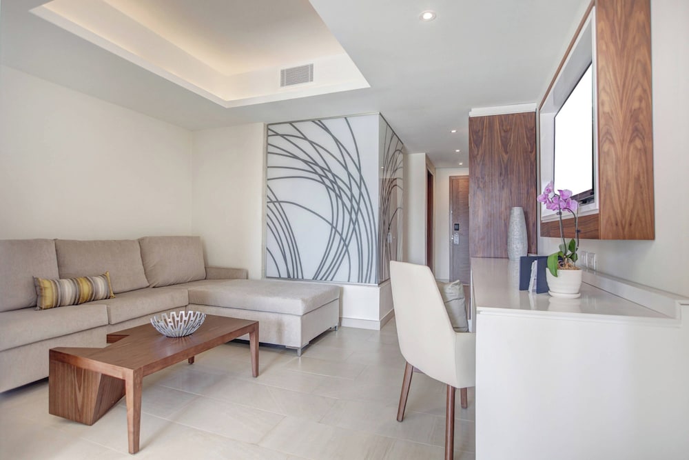 Luxury Family Suite - Photo 15