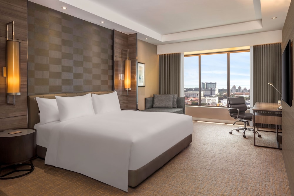 Premier Room, 1 King Bed photo 1