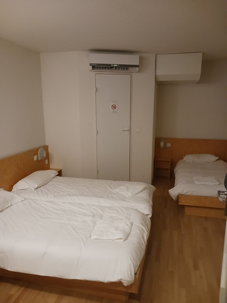 Triple Room, Multiple Beds photo 3
