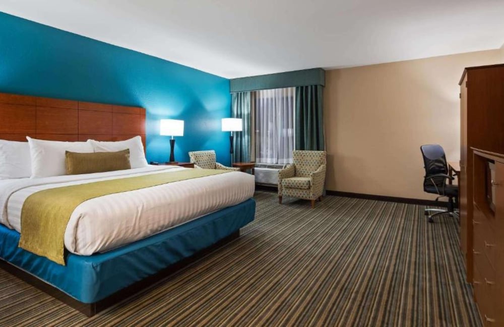 Standard Room, 1 King Bed, Non Smoking, Refrigerator & Microwave - Photo 1
