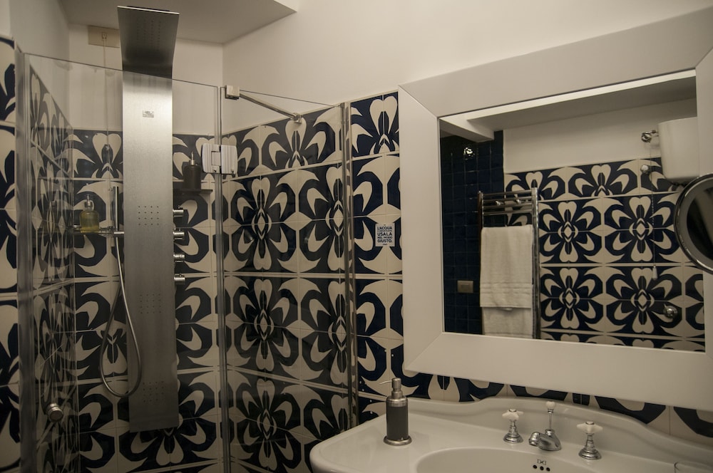 Deluxe Double Room, 1 King Bed, Balcony, Sea Facing - Photo 17