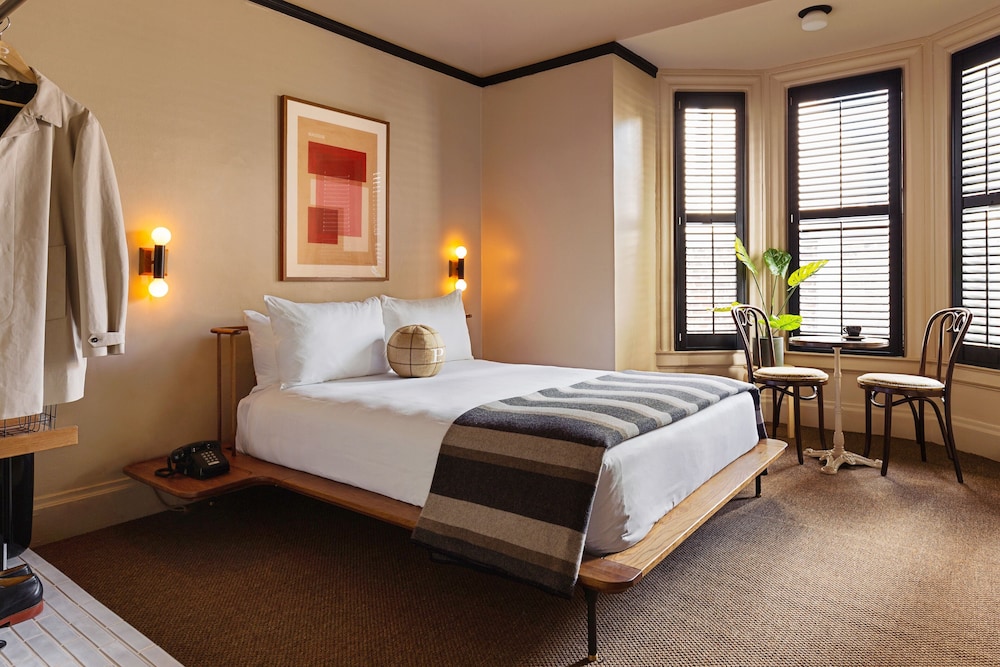 Standard Room, 1 Queen Bed (The Queen) - Photo 5