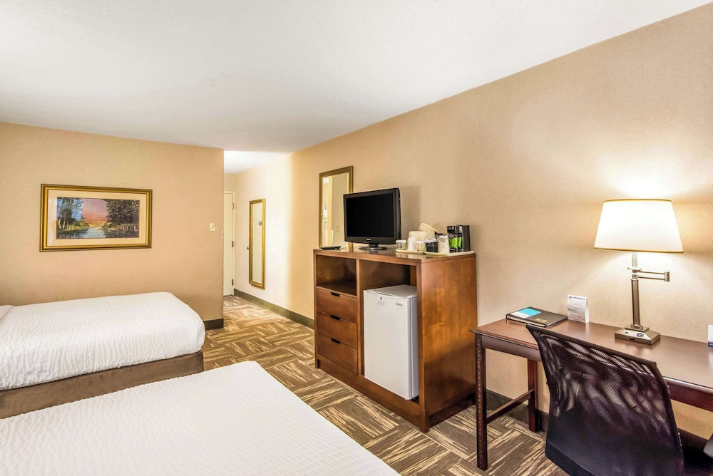 Standard Room, 2 Queen Beds, Non Smoking (Pet Friendly) photo 2