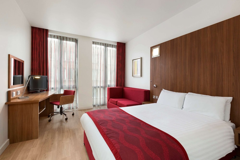 Business Room, 1 King Bed, Non Smoking - Photo 1