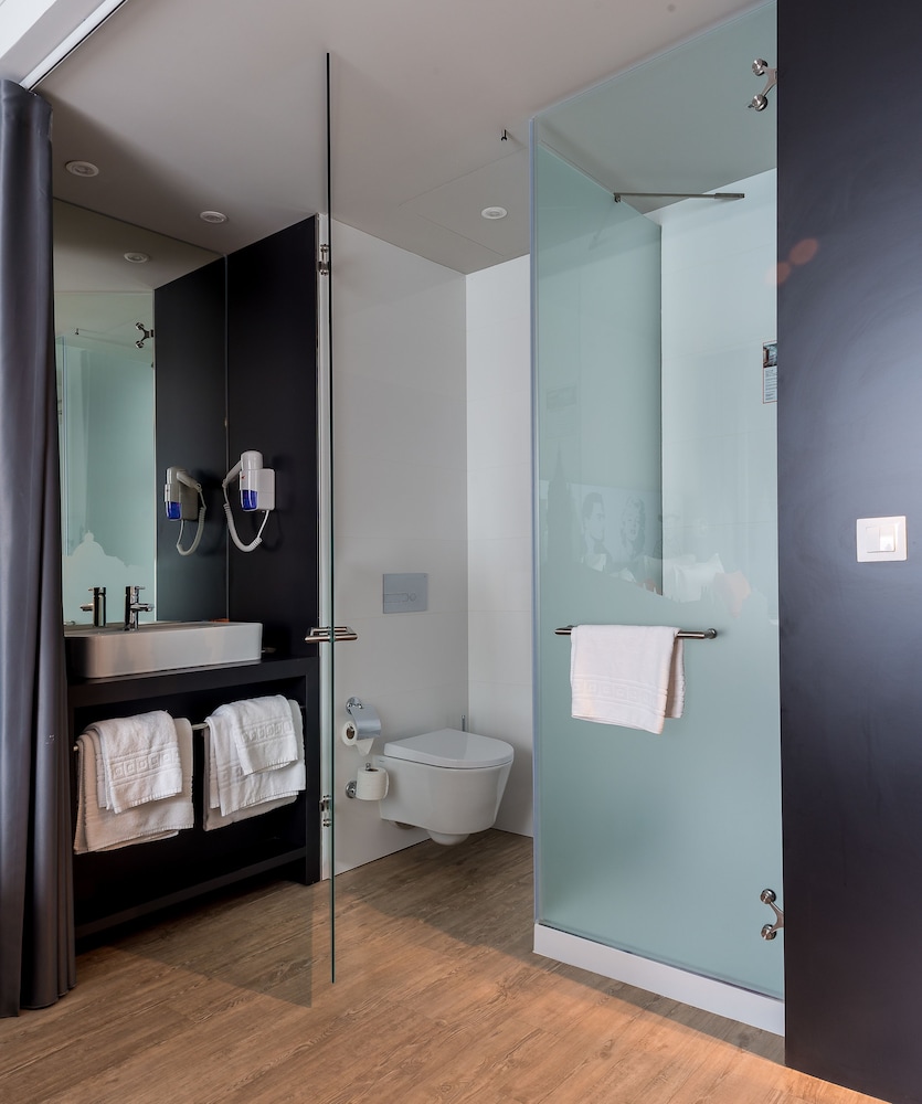 Superior Twin Room, City View thumbnail 6