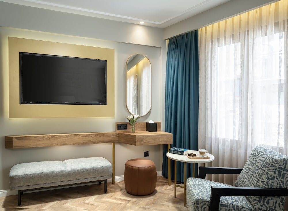 Deluxe Suite, 1 King Bed, Garden Area photo 2