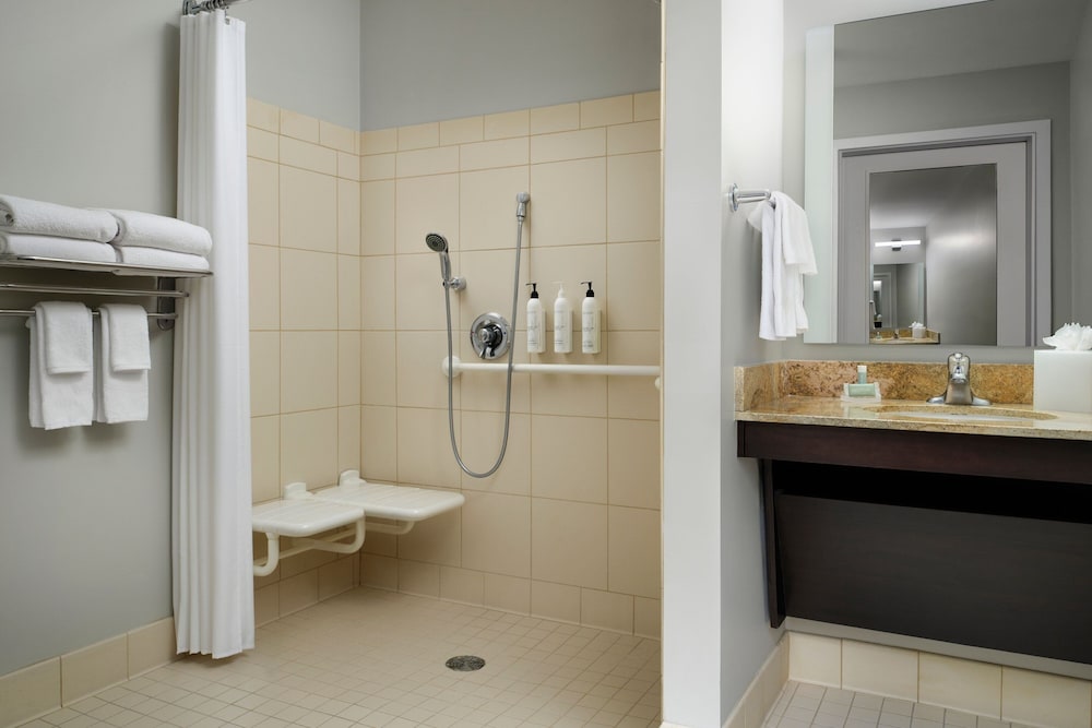 Suite, 2 Bedrooms (Mobility/Hearing Access, Roll-In Shwr) photo 2