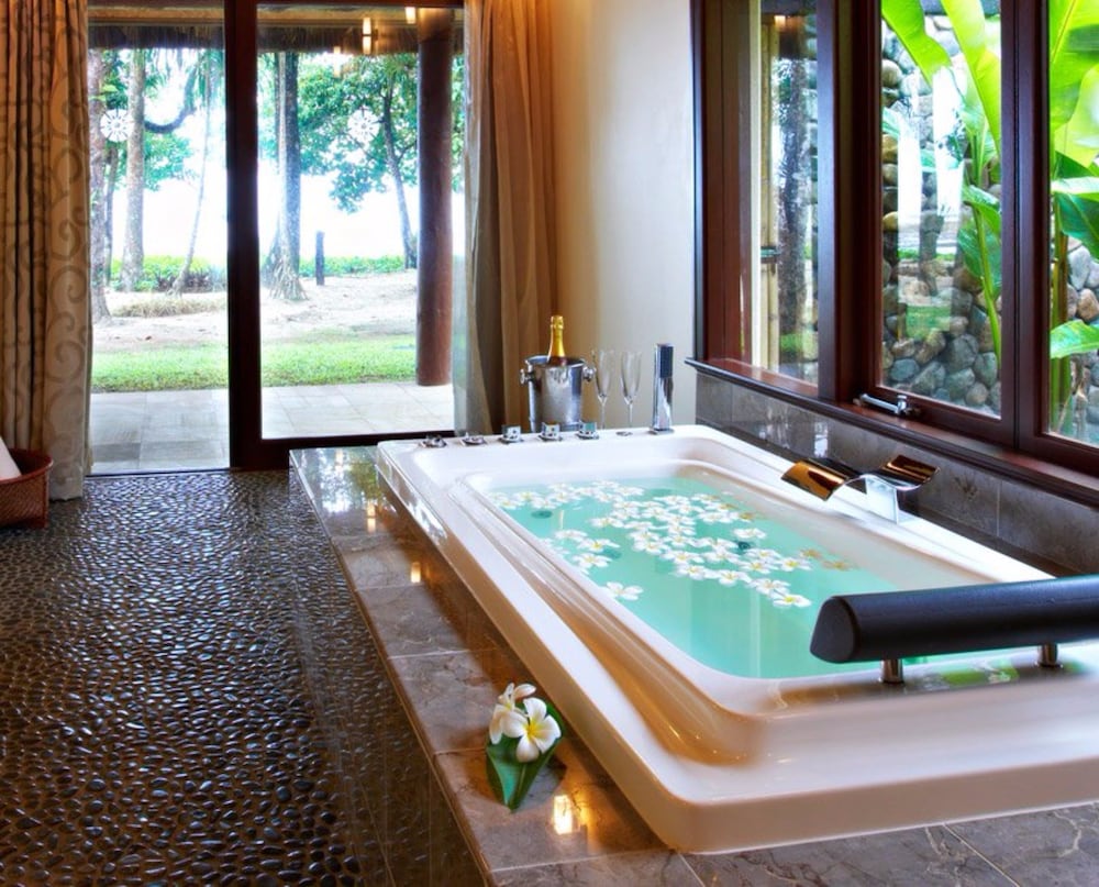 Beachfront Spa Suite photo 3