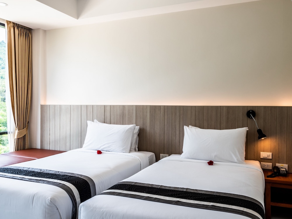 Deluxe Room - Photo 5