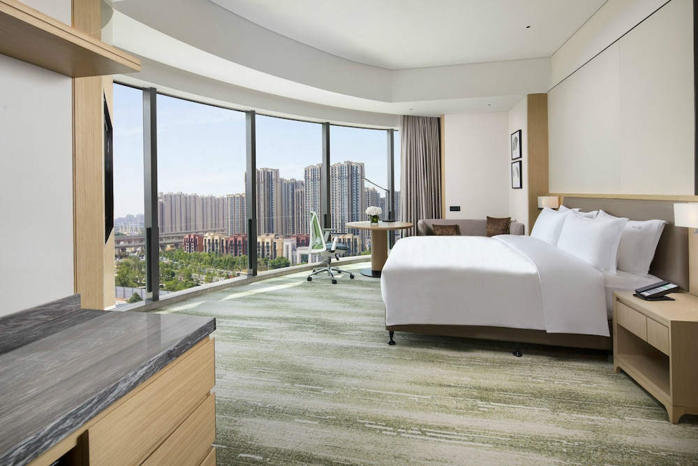 Premium Room, 1 King Bed - Photo 2