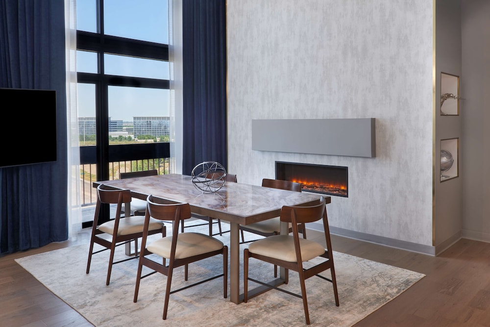 Mississauga One Bedroom Suite thumbnail 6