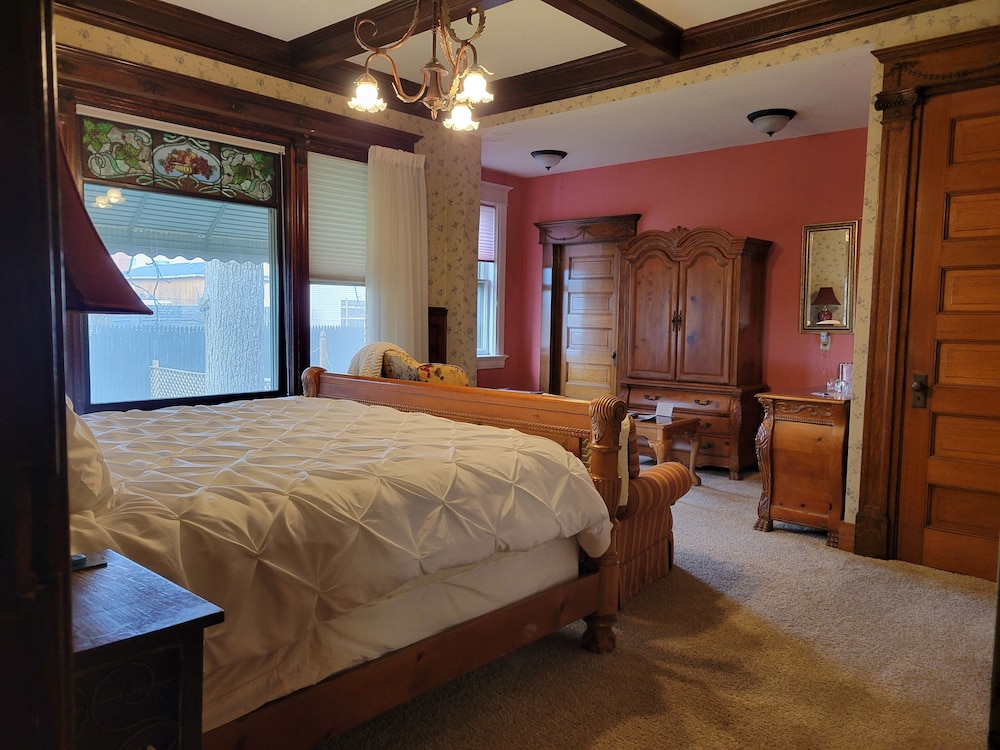 Grand Studio Suite, 1 King Bed, Non Smoking, Private Bathroom photo 1