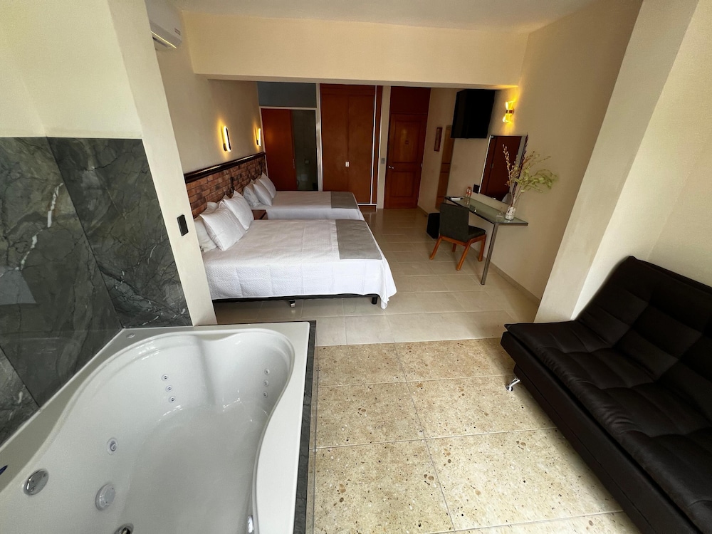 Superior Studio Suite, 2 Queen Beds, Balcony photo 2