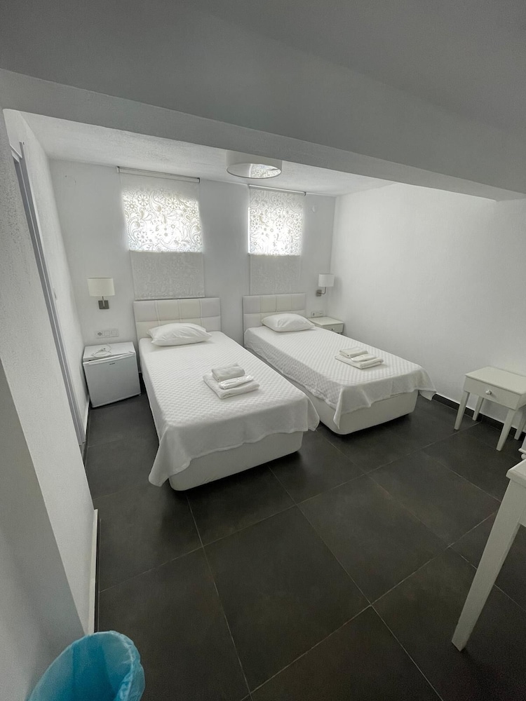 Economy Twin Room - Below Ground Level