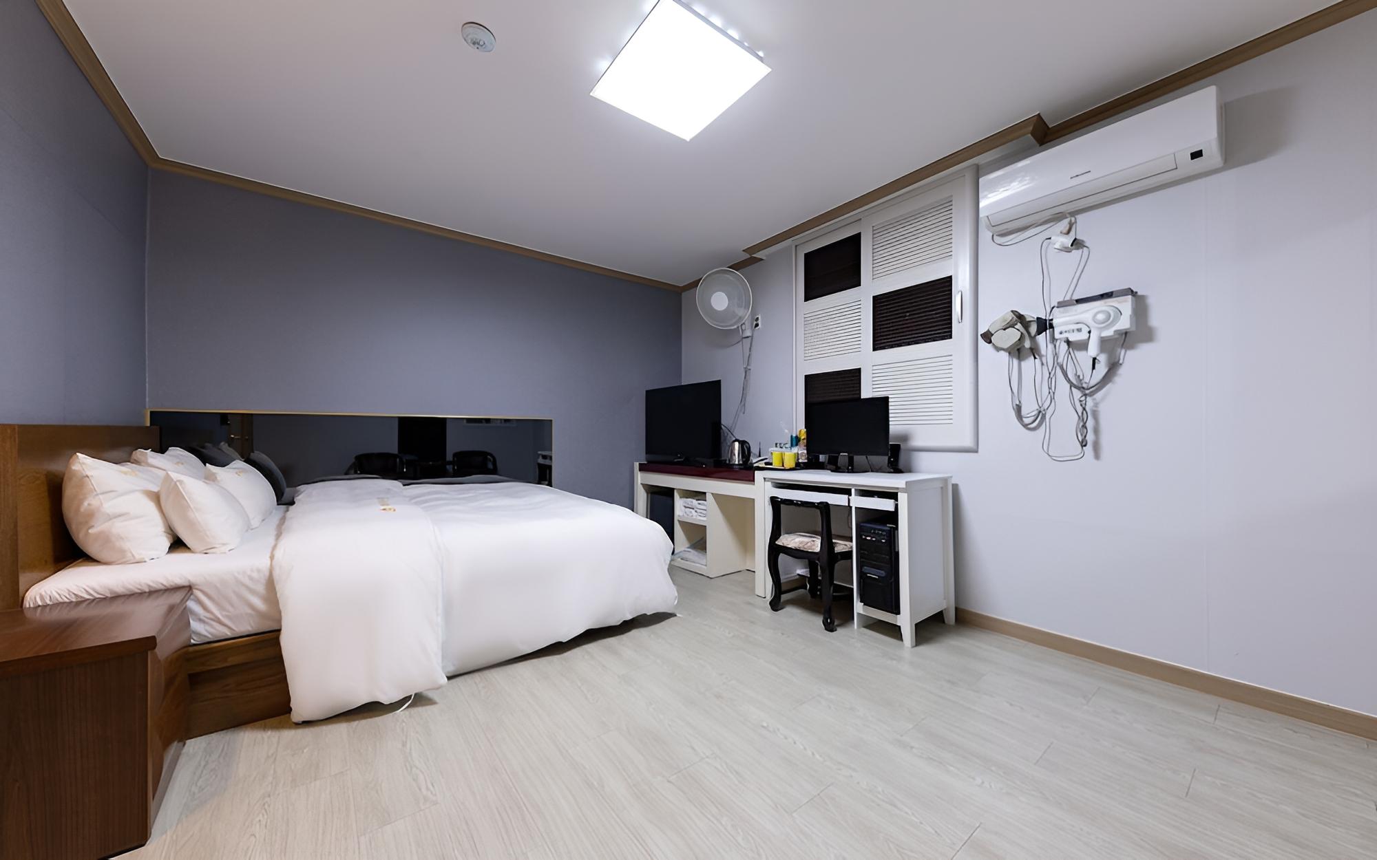 Room (Suite Room (1PC + Spa Massage Bathtub) photo 3