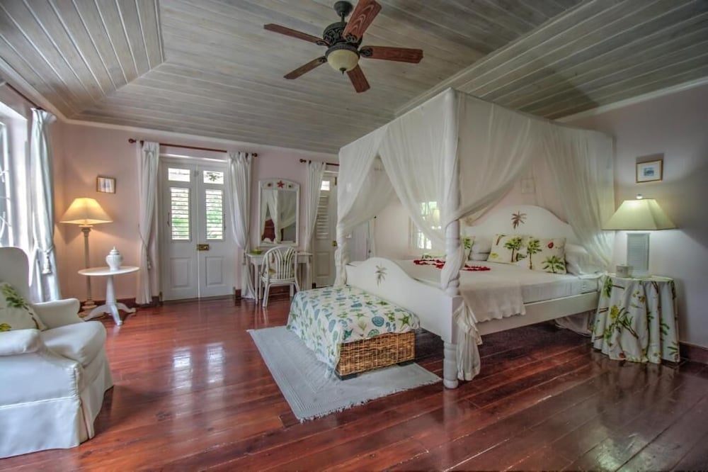 Premium Suite, 1 King Bed, Pool View
