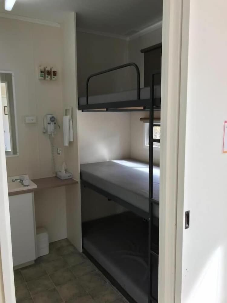 1 Bedroom, Kitchenette (Std Ensuite Cabin 3 Bunk - Bedding Not Included For Bunk Beds) photo 3